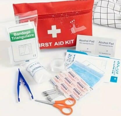 trousse de secours avec ses éléments