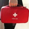 Trousse de secours vide portée par la poignée